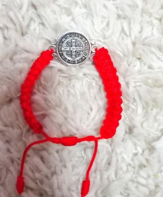 2 Pulseras de color  rojo de San Benito