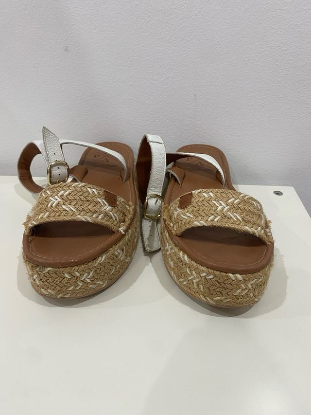 Sandalias Popa cuña beige y blanco