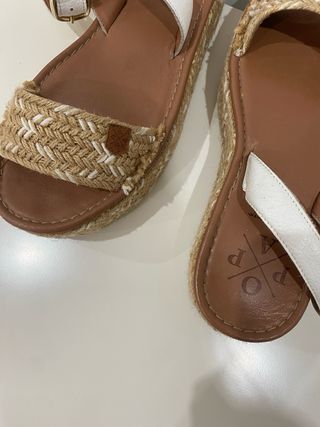 Sandalias Popa cuña beige y blanco