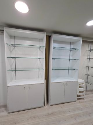 1 Estantería vitrina expositoras blancasñ