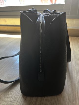 Bolso negro de Stradivarius.