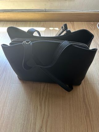 Bolso negro de Stradivarius.