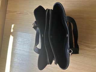Bolso negro de Stradivarius.