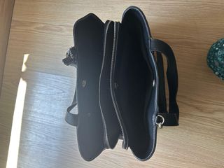 Bolso negro de Stradivarius.