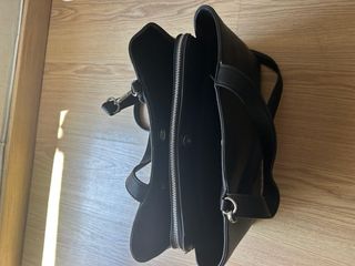 Bolso negro de Stradivarius.