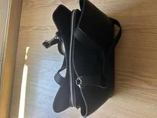 Bolso negro de Stradivarius.