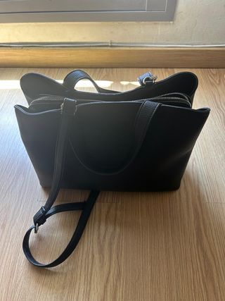 Bolso negro de Stradivarius.