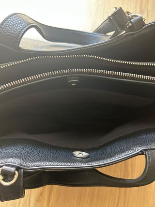 Bolso negro de Stradivarius.