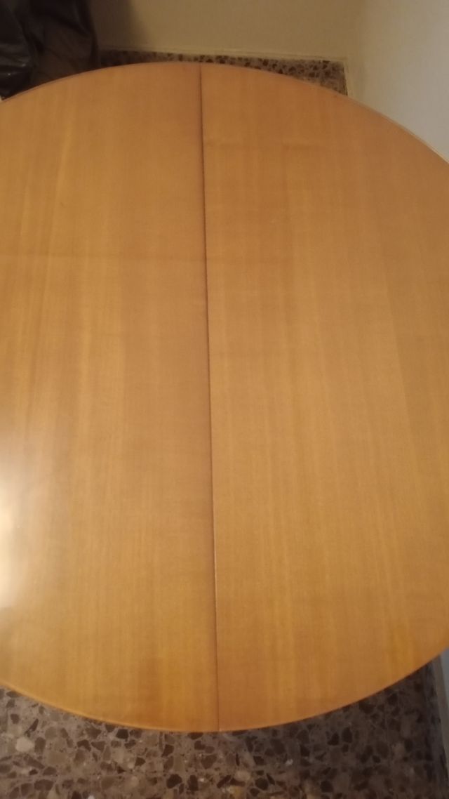 Mesa redonda extensible madera y sillas
