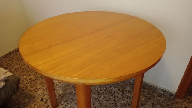 Mesa redonda extensible madera y sillas
