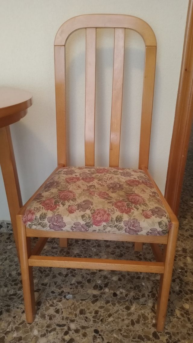 Mesa redonda extensible madera y sillas
