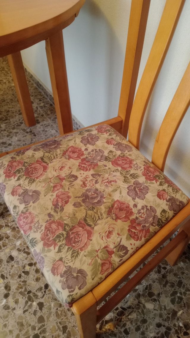 Mesa redonda extensible madera y sillas
