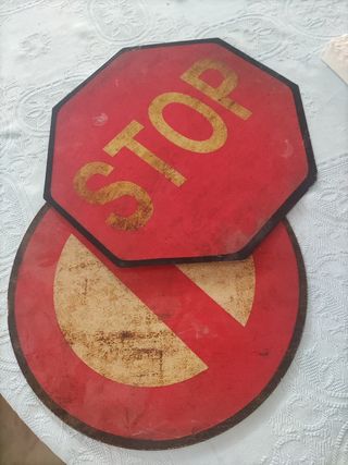 Chapas de metal de Stop y Prohibido.