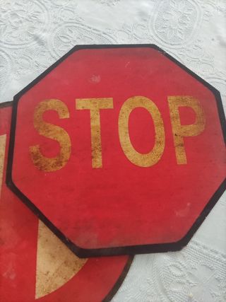 Chapas de metal de Stop y Prohibido.