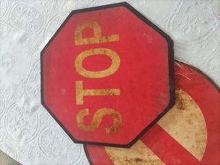 Chapas de metal de Stop y Prohibido.