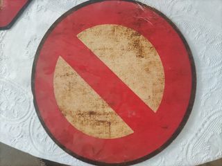 Chapas de metal de Stop y Prohibido.