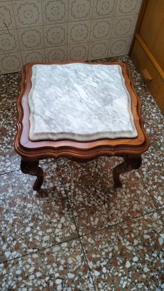 Mesita madera mármol estilo antiguo.
