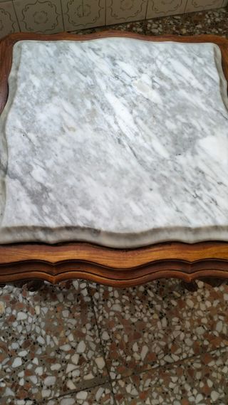 Mesita madera mármol estilo antiguo.