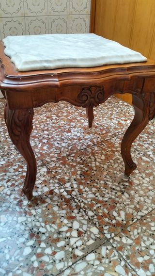Mesita madera mármol estilo antiguo.