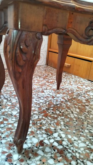 Mesita madera mármol estilo antiguo.