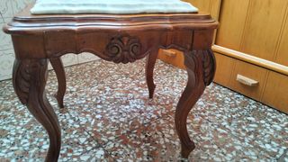 Mesita madera mármol estilo antiguo.