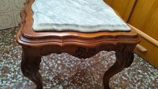 Mesita madera mármol estilo antiguo.