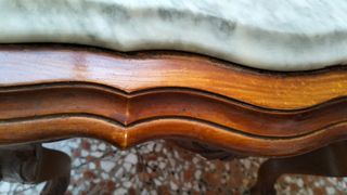 Mesita madera mármol estilo antiguo.