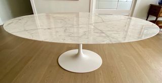 Mesa Tulip Saarinen mármol Calacatta blanco