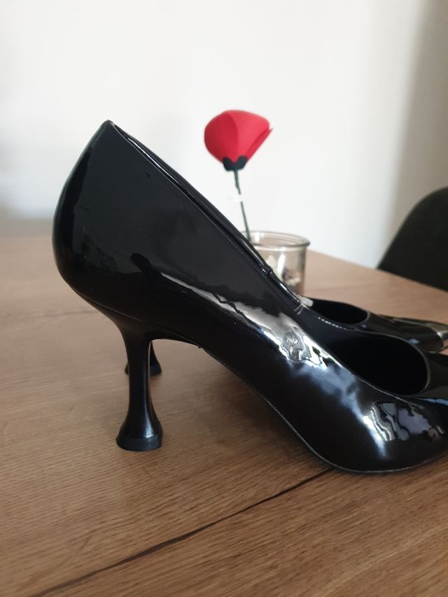 Salones charol negros, punta metal