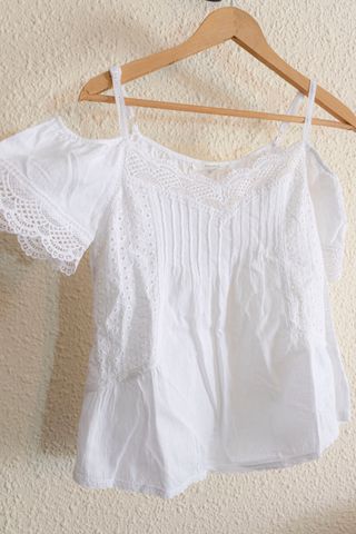 Blusa blanca hombros caídos