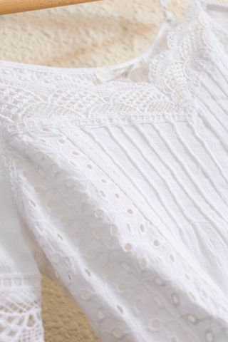 Blusa blanca hombros caídos