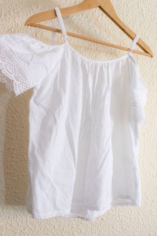 Blusa blanca hombros caídos