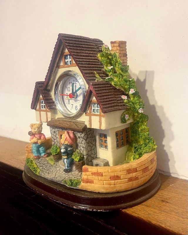 Orologio sveglia casetta vintage in resina orsi