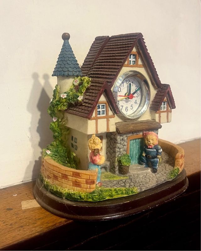 Orologio sveglia casetta vintage in resina orsi