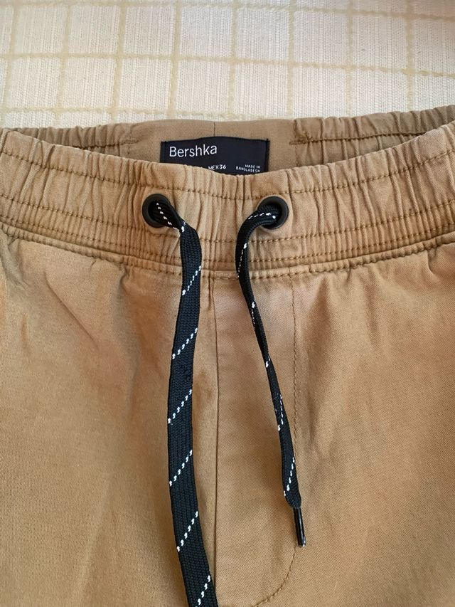 Conjunto Bershka bege - Calças e Camisa M