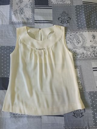Blusa beige sin mangas mujer.
