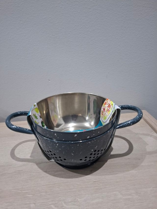 Cuenco y  escurridor metal nuevo