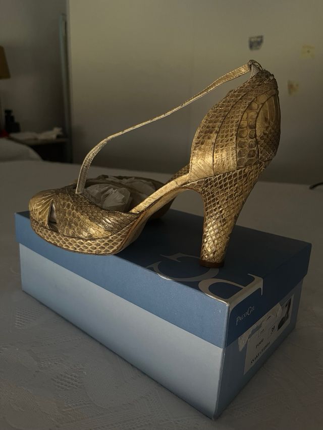 Zapatos tacón dorados piel 39