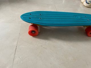 Monopatín azul usado