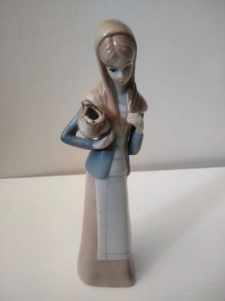 Figurilla Niña - 20cm.
Niña con cántaro 