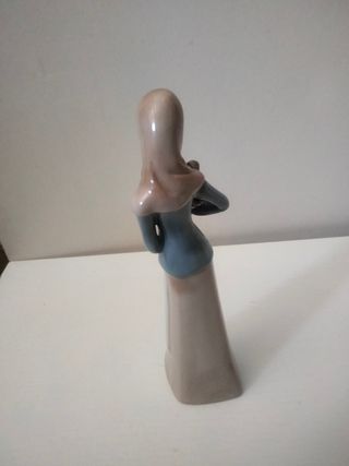 Figurilla Niña - 20cm.
Niña con cántaro 