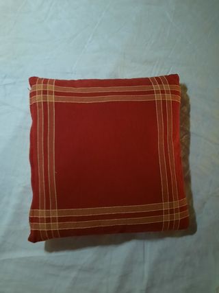 Cuscino rosso decorato 38x38