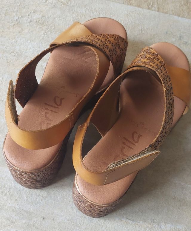 Sandalias cuña piel