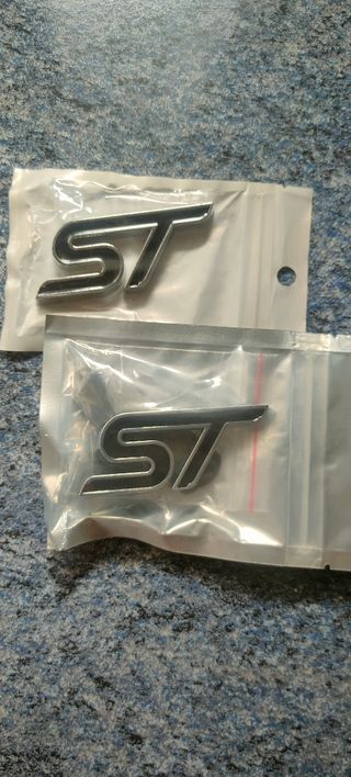 2 Emblemas Ford ST