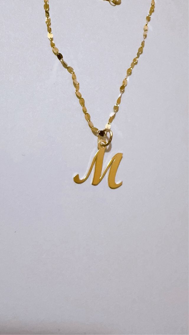 Collana con ciondolo lettera M in oro giallo 18kt
