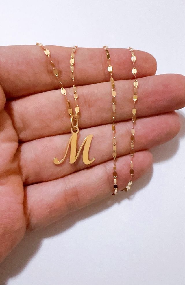 Collana con ciondolo lettera M in oro giallo 18kt