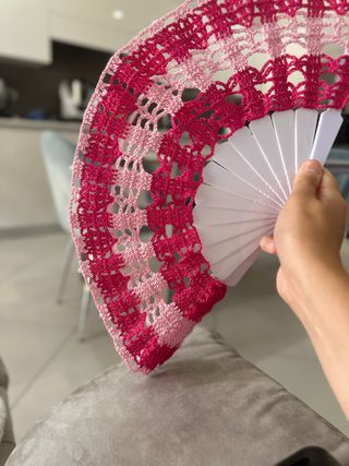 Ventaglio all'uncinetto rosa e rosso