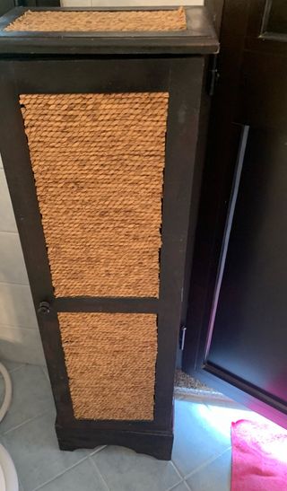 Armadietto in rattan e legno marrone