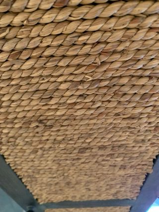 Armadietto in rattan e legno marrone