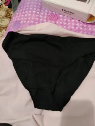 Sono 4 slip Primark mini nere